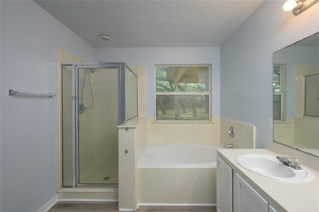 Building Photo - 2401 Haven Dr