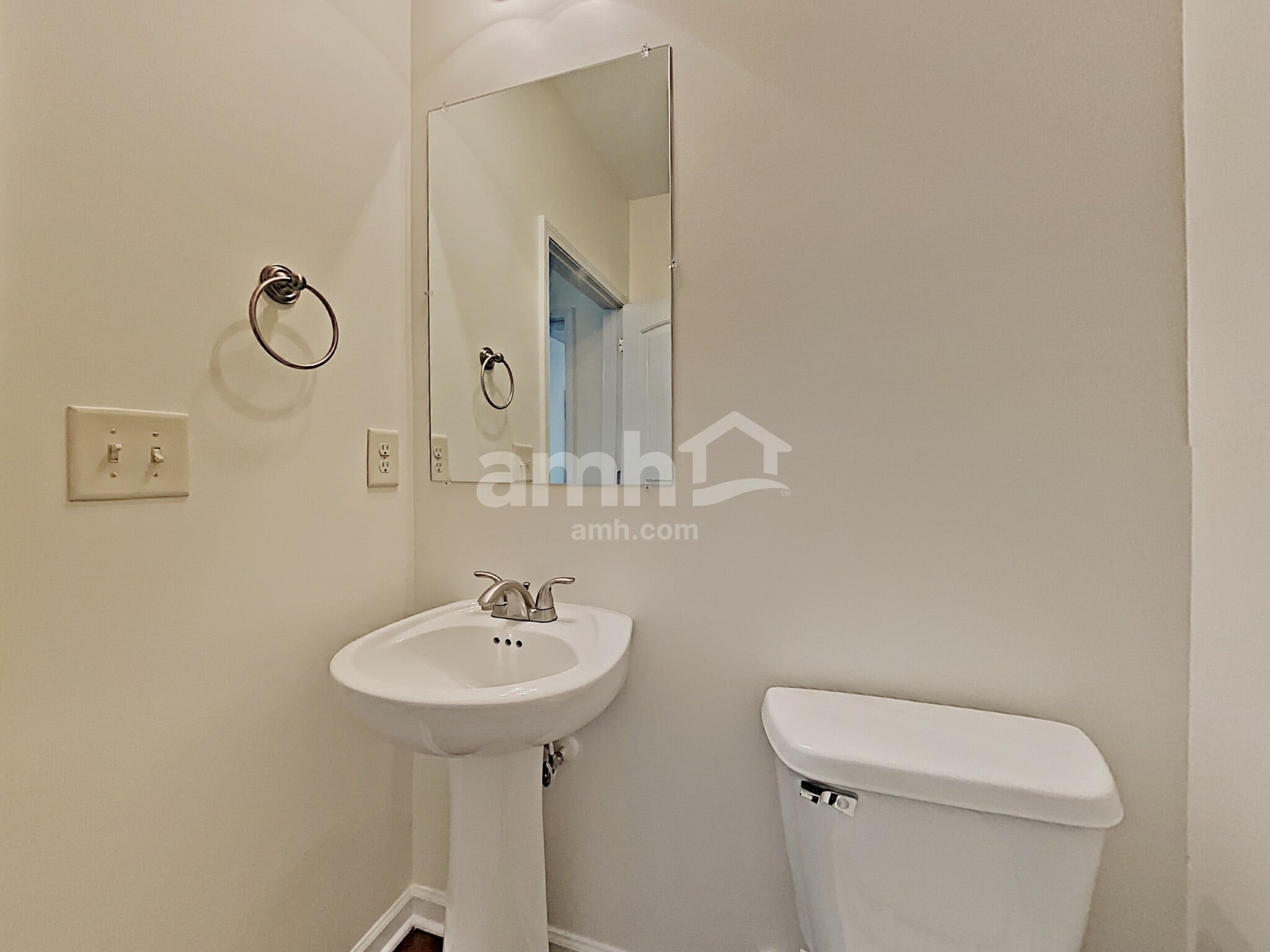 Building Photo - 105 Hickory Village Cir