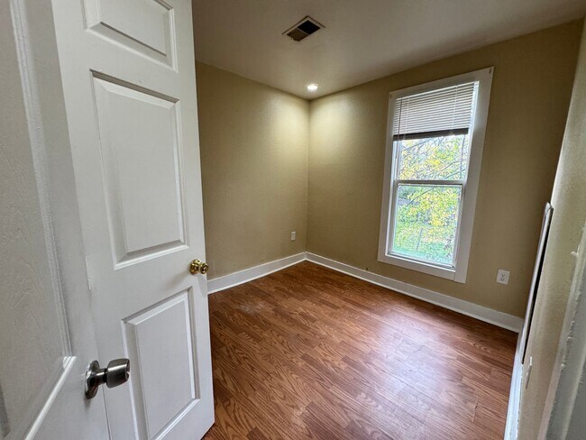 Building Photo - 1565 Jermain Dr