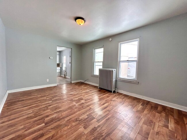 Building Photo - Isabella 5-9