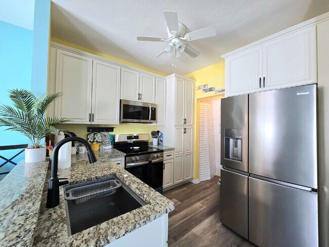 Building Photo - 6121 Lakefront Dr