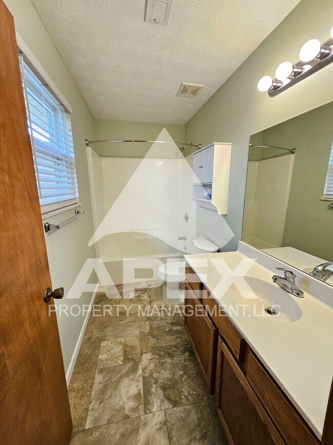 Building Photo - Beautiful 3 Bd/2 Ba Brick Single Family Home w/2-Car Garage in Powell!