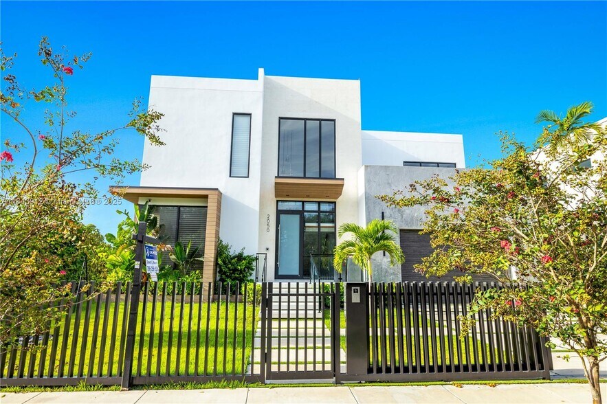 Primary Photo - 2050 S Hibiscus Dr