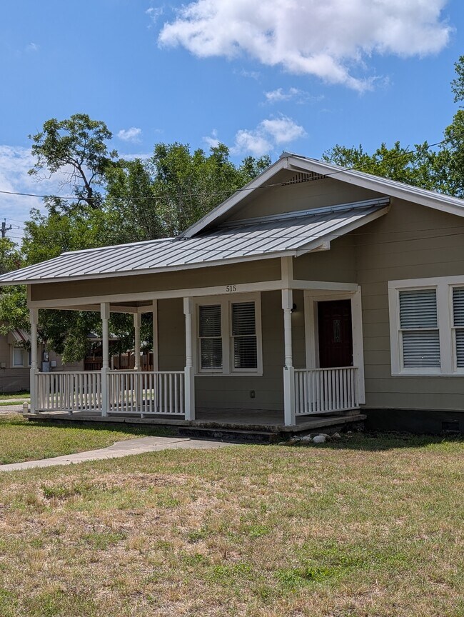 Building Photo - 515 E Elm St