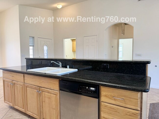 Building Photo - Spacious 3 Bed 2 Bath Home!