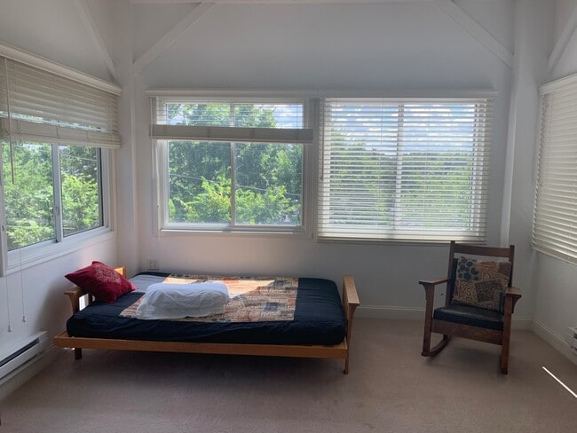 Building Photo - Beautiful 3 Bed / 2.5 Bath Summit Ave Cond...
