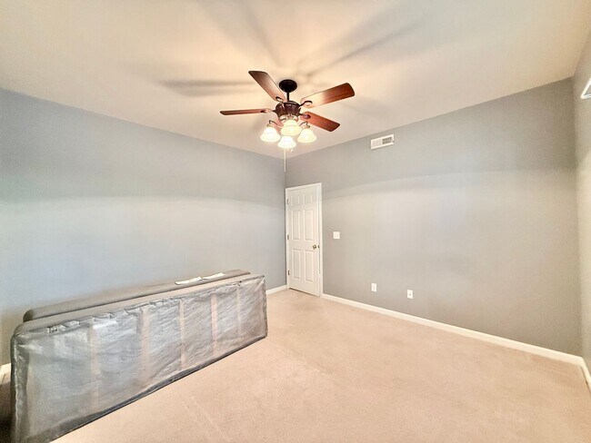 Building Photo - **OFFERING REFUNDABLE APPLICATION FEES** Stunning 3BD, 4BA Morrisville Townhome in an HOA Communi...