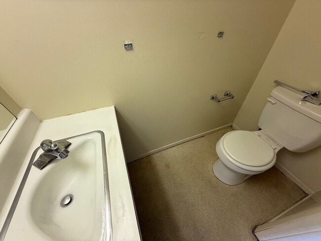 Building Photo - 3-bedroom, 1.5-bathroom townhome close to ...