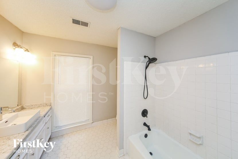 Building Photo - 2220 Nutbush Pl