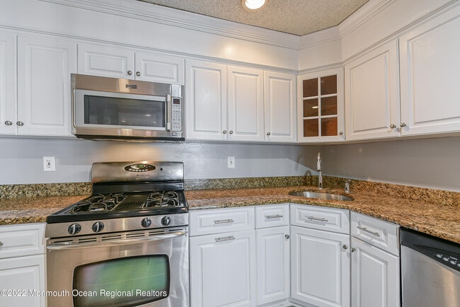 Building Photo - 45 Tulip Ln