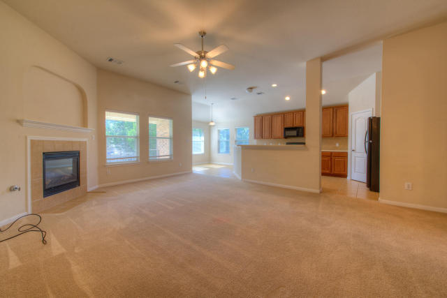 Building Photo - Classic Single Story Home In Beautiful Hil...