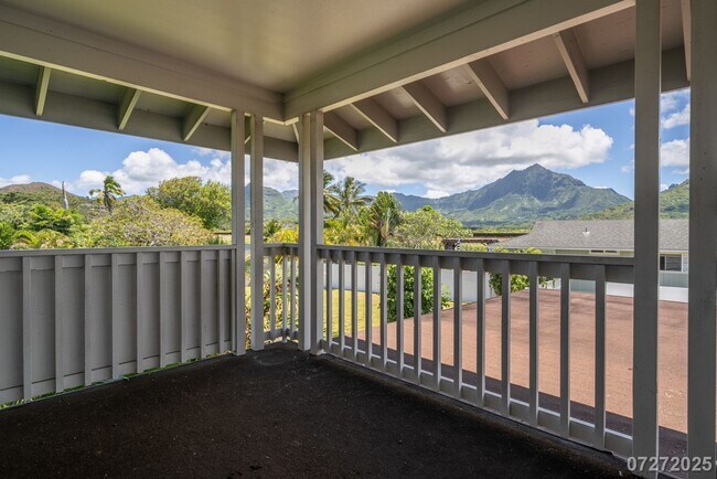 Building Photo - Beautiful and Large 3 bedroom 2.5 bath SFH...