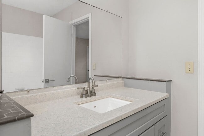 Building Photo - Freshly Updated Gulf Breeze Gem with New Appliances!