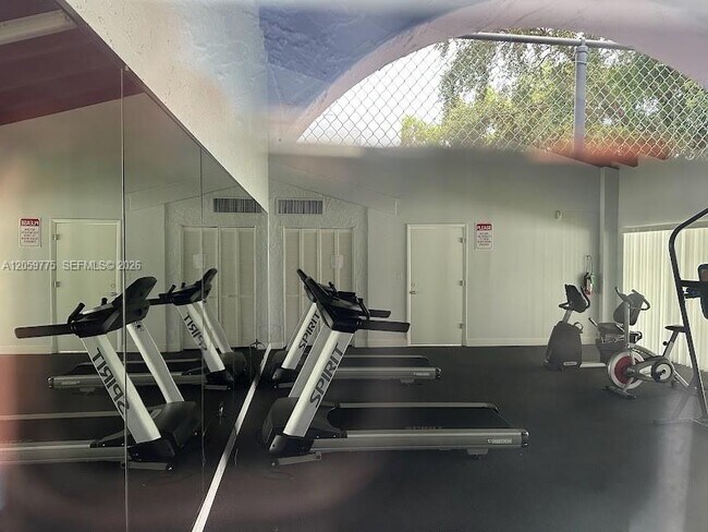 Building Photo - 9460 Fontainebleau Blvd