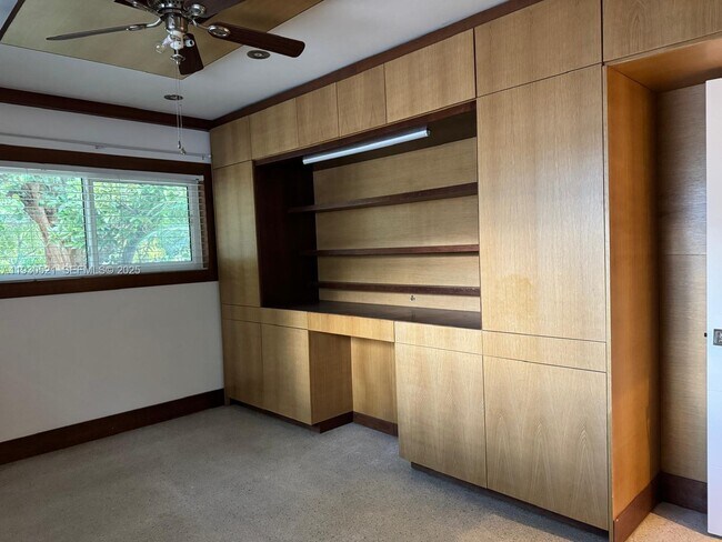 Building Photo - 985 NE 115th St