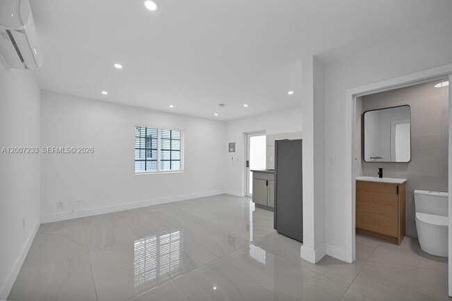 Building Photo - 570 NW 48th St