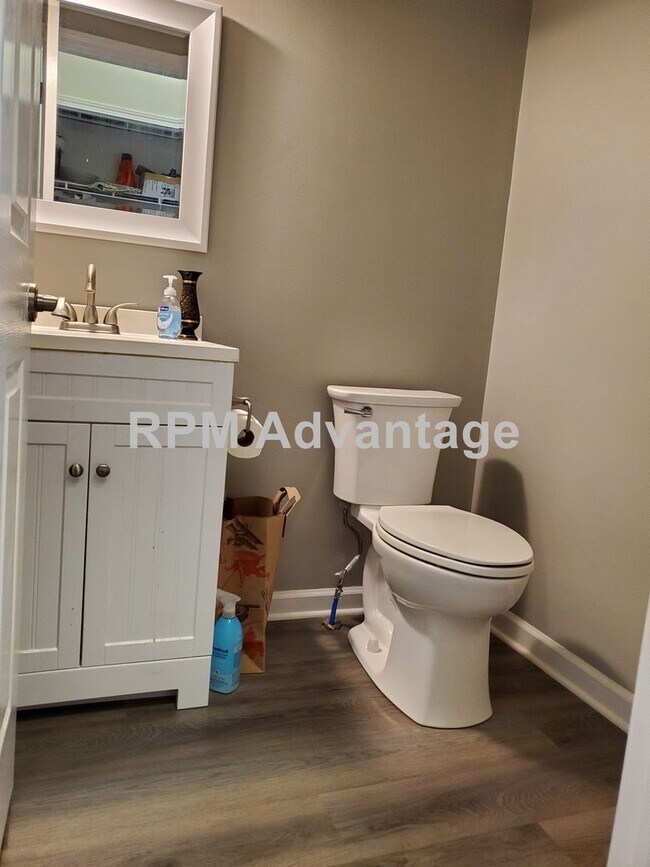 Building Photo - Gorgeous Townhouse Steps from Pool and Hik...