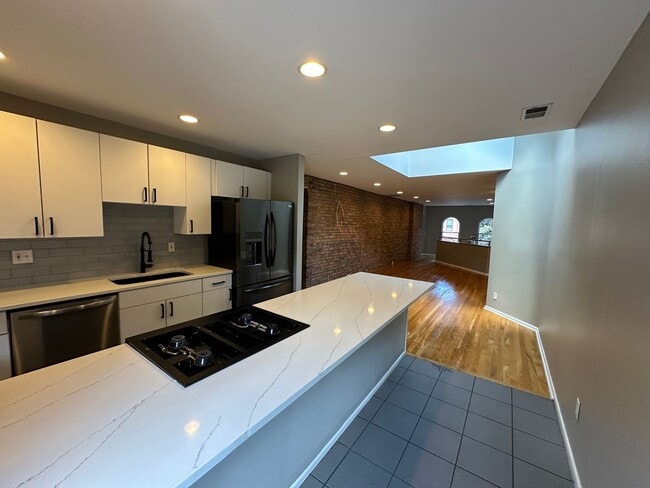 Building Photo - Collins Ave 241-243 MLR