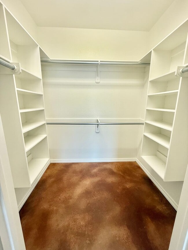 Building Photo - Spacious 3-bed/2-bath with Garage!