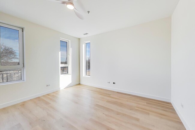 Building Photo - 1950 W Lawrence Ave