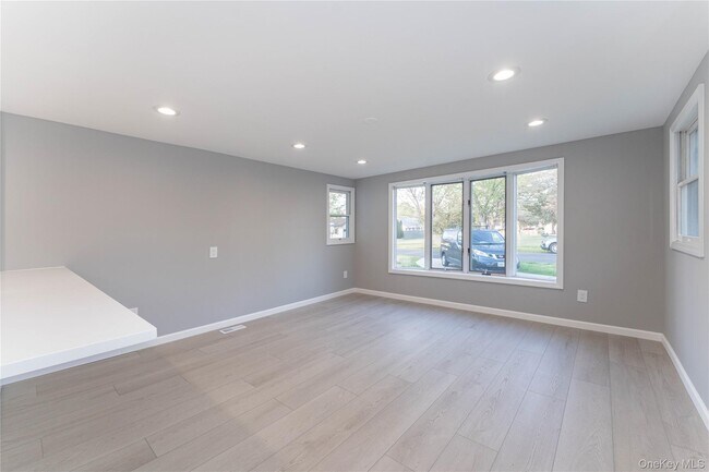 Building Photo - 1398 Pine Acres Blvd