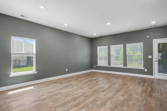 Building Photo - 2223 Blue Crane Cir