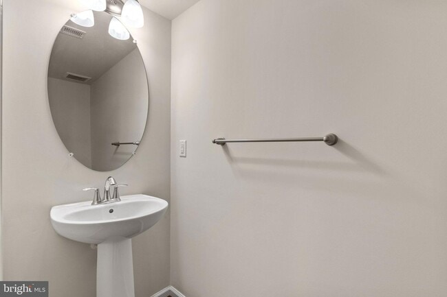 Building Photo - 5345 Tweeddale Pl