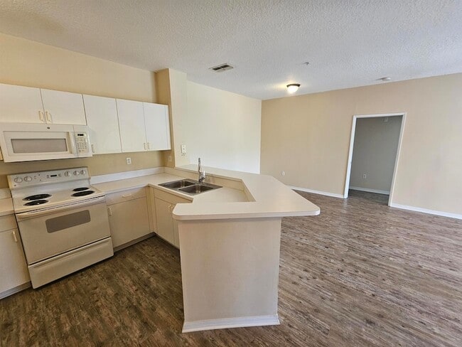 Building Photo - 605 Fairway Dr