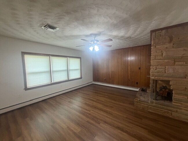 Building Photo - 549 Forest Rd