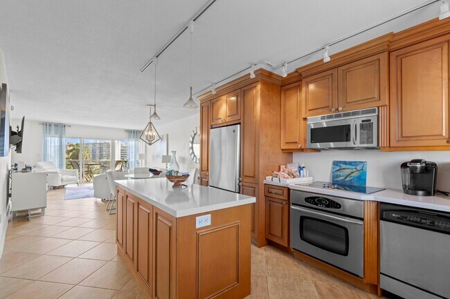 Building Photo - 140 NE 28th Ave