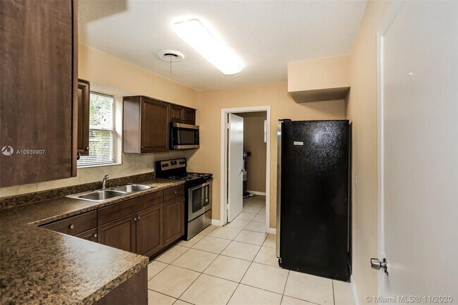 Building Photo - 351 SW 31st Ave