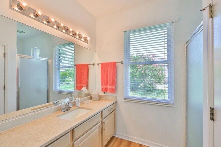 Building Photo - 2316 Lyndhurst Dr