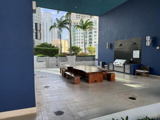 Building Photo - 1300 Brickell Bay Dr
