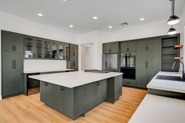 Building Photo - Popular Seven Hills Area, 1-Story, Complet...