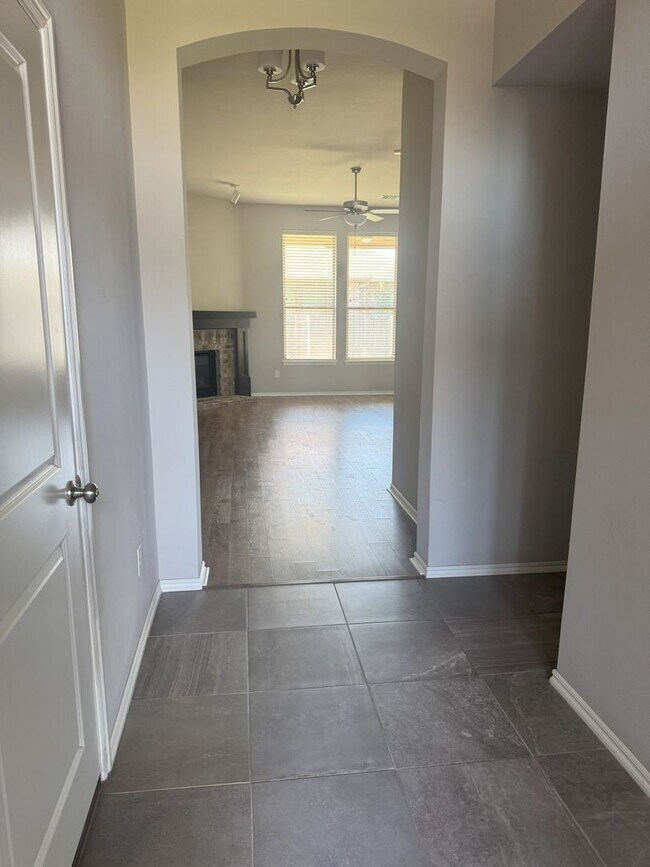 Building Photo - Charming three bed two bath in South OKC