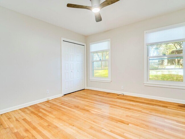 Building Photo - 404 Almarion Dr