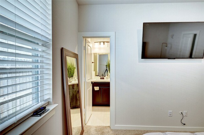 Building Photo - 10631 Hidden Rock Dr