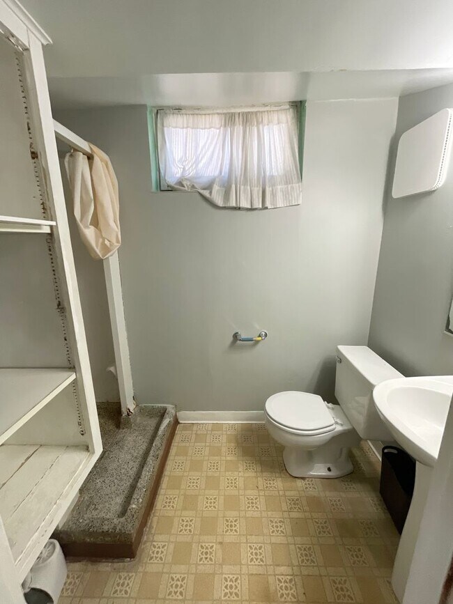 Building Photo - 725 Church St