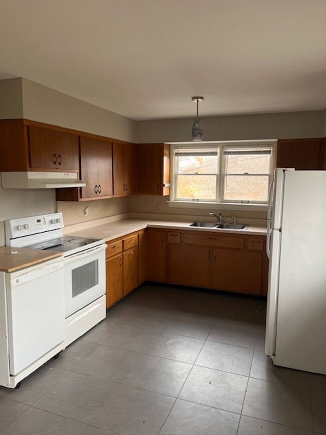 Building Photo - 3 bedroom, 1.5 bath Home: A MUST SEE! ONE MTH FREE OF YOUR CHOICE WITH A 12 MONTH LEASE!