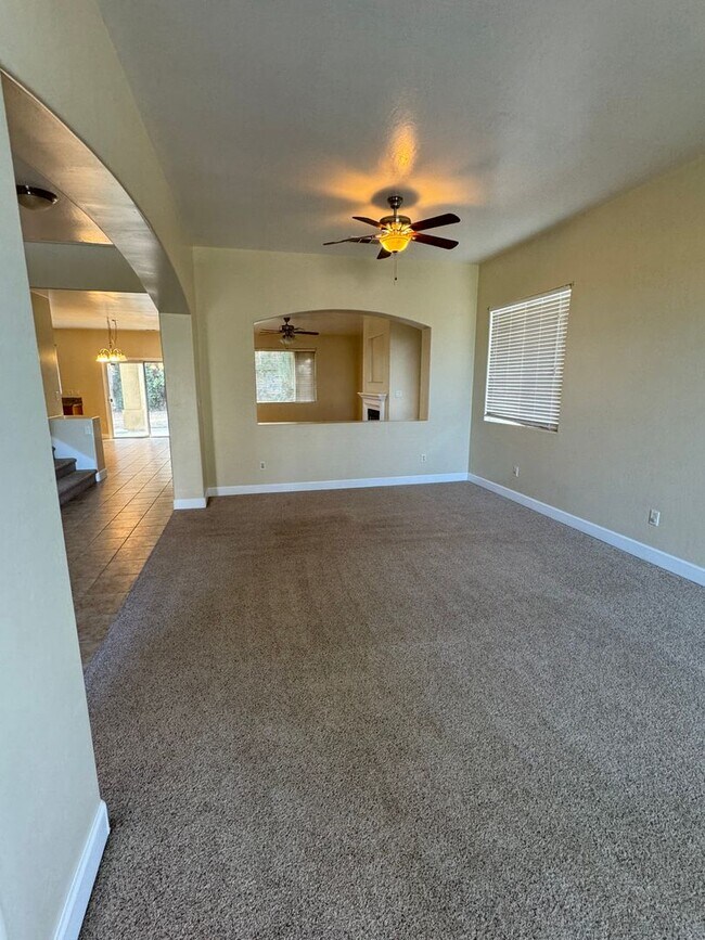 Building Photo - Spacious Stockdale Ranch Home!
