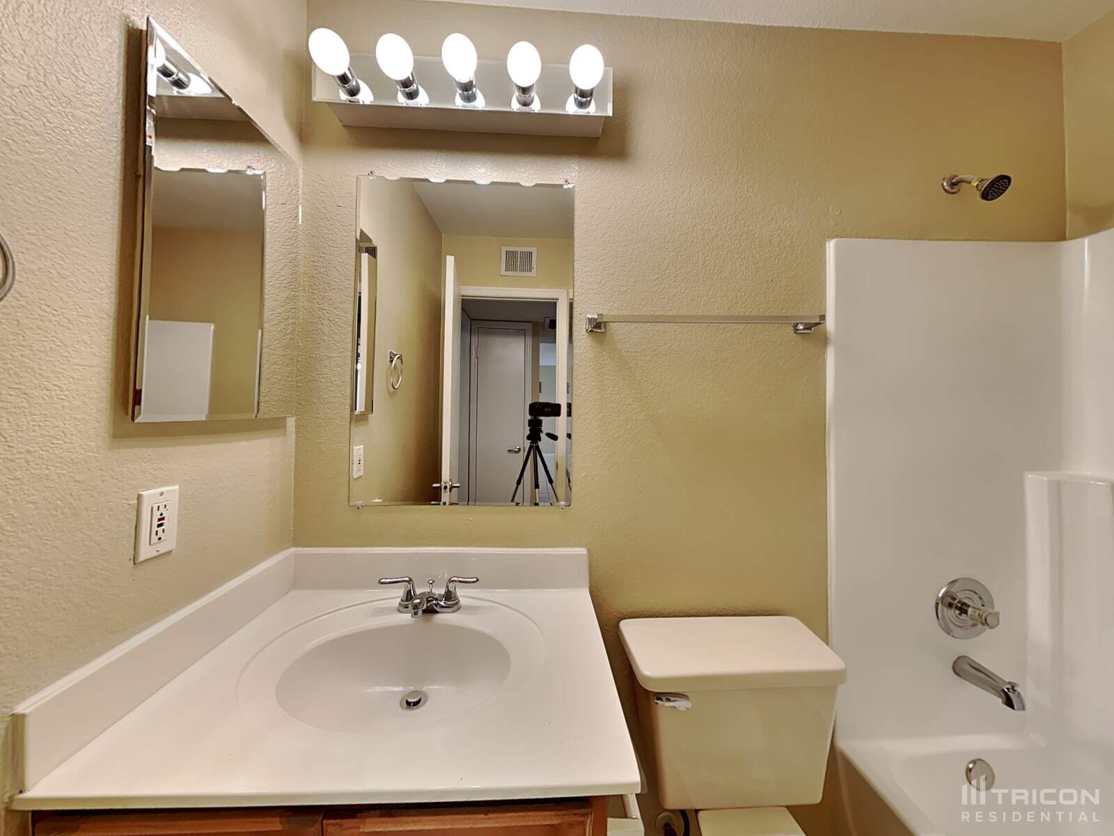 Building Photo - 4763 W Menadota Dr