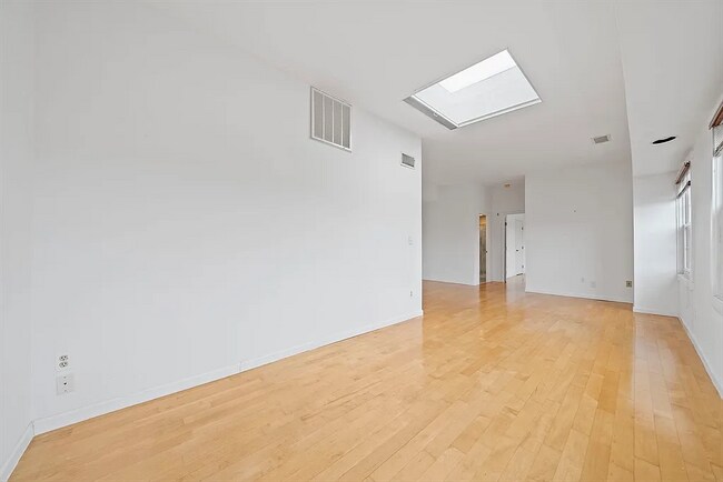 Building Photo - APT 403