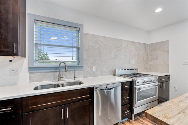 Building Photo - 1100 High Rd