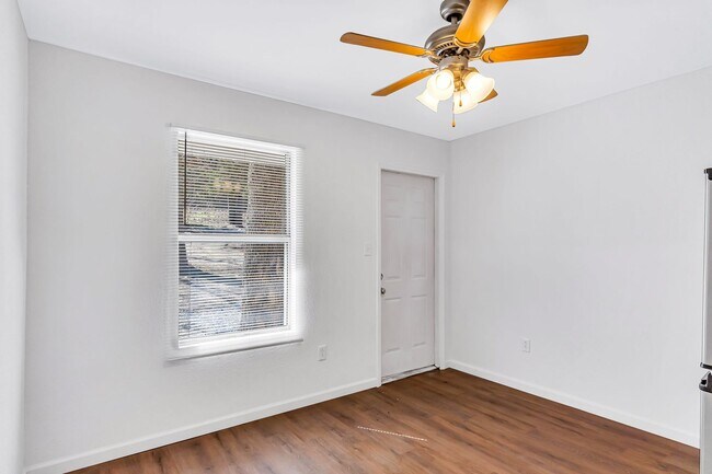 Building Photo - Woodland Retreat Studio in Hollister, MO