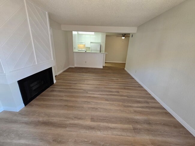 Building Photo - Beautifully Renovated Ground-Floor 2 Bedroom – Over 900 Sq. Ft.!