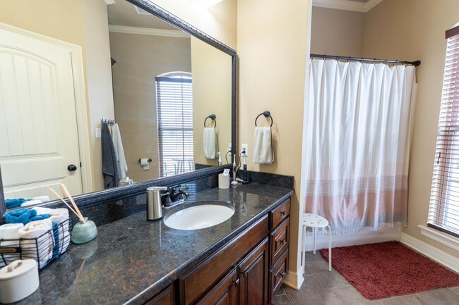 Building Photo - Beautiful 3 bed/2 bath home in Tiburon