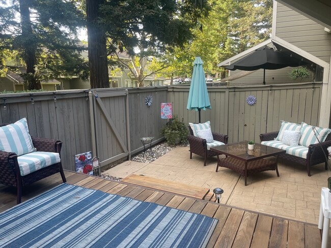 Building Photo - 209 Live Oak Cir