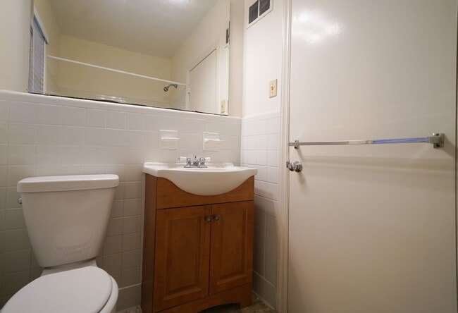 Building Photo - Cotswold  3 bed, 2bath brick ranch