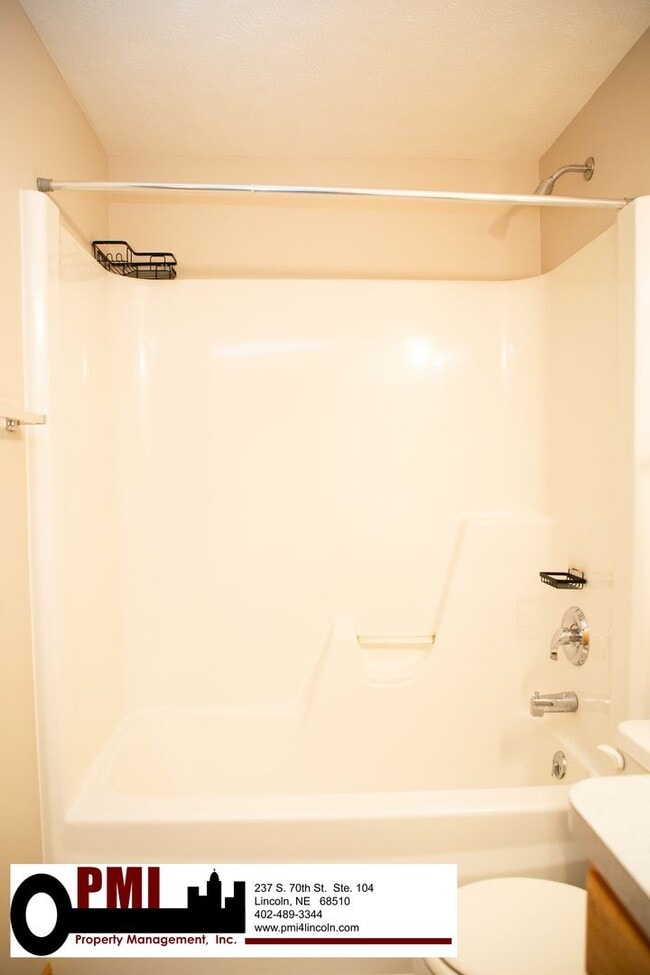 Building Photo - 3 Bedroom and 3 Bathroom Duplex. Available...