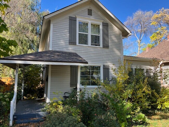Building Photo - Old Town Updated 3 bed home w detached garage